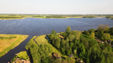 Canal-De-Agua,-Lago-Y-Municipio-Icónico-En-Países-Bajos,-Vista-Aérea