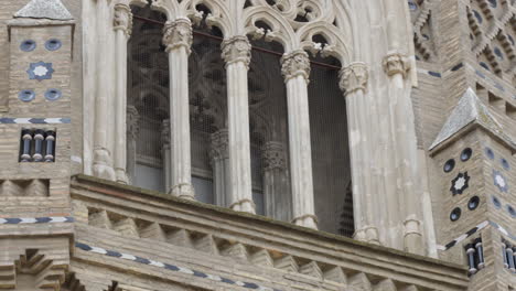 Detalles-Ornamentales-De-La-Catedral-De-La-Seo-En-Zaragoza-Con-Elementos-Arquitectónicos-Góticos-Y-Mudéjares