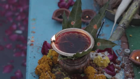 Heilige-Opfergaben-Einer-Brennenden-Öllampe-Aus-Ton-Für-Den-Hindu-Gott-Beim-Festival-Aus-Einer-Einzigartigen-Perspektive