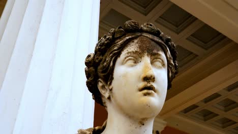 Grecia,-Corfú:-El-Vídeo-Muestra-Estatuas-De-La-Mitología-Griega-Antigua-En-El-Palacio-De-Aquiles,-Destacando-Sus-Intrincados-Detalles-Y-Su-Significado-Histórico.