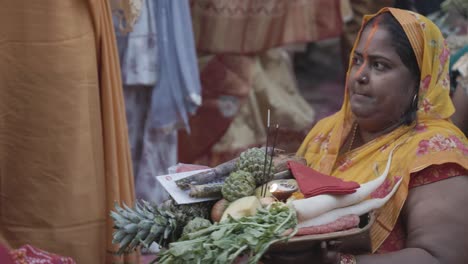 Indische-Frauen-Verehren-Den-Allmächtigen-Hinduistischen-Sonnengott-Mit-Heiligen-Opfergaben-Beim-Chhath-Fest.-Das-Video-Wurde-Am-20.-November-2023-In-Jodhpur,-Rajasthan,-Indien,-Aufgenommen