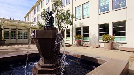 Famosa-Estatua-De-Yoda-En-Una-Fuente-De-Agua-En-El-Campus-De-Cine-Lucas-En-San-Francisco,-California,-EE.UU.