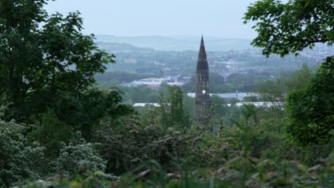 Vista-Panorámica-De-La-Ciudad-Con-La-Torre-De-La-Iglesia-A-Primera-Hora-De-La-Mañana-Con-Fondo-Brumoso