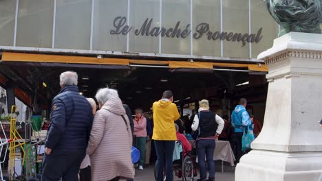 Geschäftige-Französische-Marktszene-Auf-Dem-Marché-Provençal-In-Antibes-Mit-Bunt-Gemischtem-Publikum