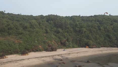 Drohne-Filmt-Gleitschirmflieger-über-Strand-In-Goa,-Indien