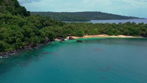 Tropische-Landschaft-Umgeben-Von-üppigem-Dschungel-Auf-Der-Insel-São-Tomé-Und-Principe