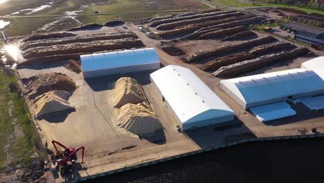 Luftaufnahme-Des-Holzexports-Im-Hafen-Von-Pärnu-Mit-Holzstapeln-Und-Lagerhallen