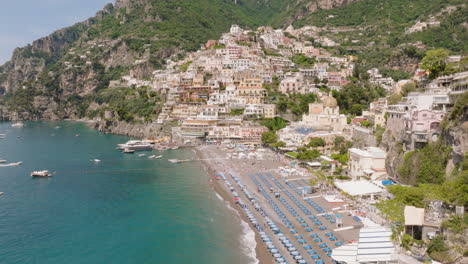 Aerial:-Panoramic-drone-shot-of-Positano-and-beach-on-the-Amalfi-coast,-in-Campania,-Italy-on-a-sunny-day