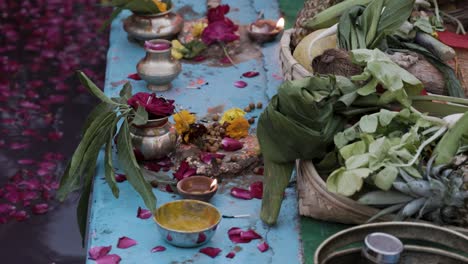 Ofrendas-Religiosas-Sagradas-Con-Lámpara-De-Aceite-Y-Frutas-Para-El-Dios-Sol-Hindú-En-El-Festival-Chhath