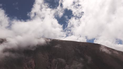 Wunderschöne-Berglandschaft-Umgeben-Von-Wolken-Im-Norden-Argentiniens,-Nationalstraße-52,-Jujuy