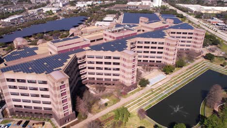 Vista-Aérea-Del-Edificio-Del-Centro-Médico-Michael-E-Debakey-VA-Cubierto-Con-Paneles-Solares,-Houston,-TX,-EE.UU.
