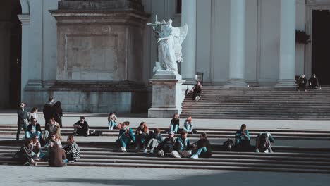 Statue-Eines-Engels-Als-Symbol-Des-Alten-Testaments-Am-Eingang-Der-Karlskirche-In-Wien,-Österreich