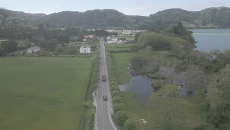 Sete-Cidades,-Portugal,-Mit-üppigen-Grünen-Feldern,-Einer-Straße-Und-Einem-See,-Luftaufnahme