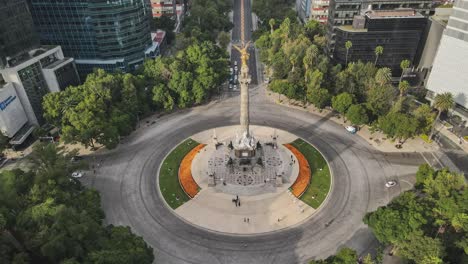 Timelapse-De-Imágenes-Aéreas-Del-ángel-De-La-Independencia-En-La-Ciudad-De-México-En-La-Avenida-Reforma,-Flores-De-Cempasúchil-Del-Día-De-Los-Muertos