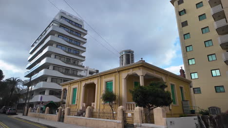 Un-Busto-Moderno-En-Nicosia,-Chipre,-Ubicado-En-Una-Zona-Ajardinada-Con-Edificios-Contemporáneos-Al-Fondo.
