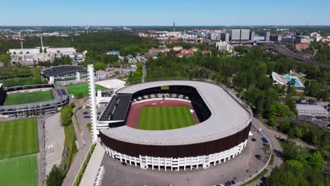 Drone-Asciende-Sobre-El-Estadio-Olímpico-De-Helsinki