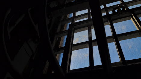 Alcatraz-Gefängnisdetails,-Metallstangen-Und-Spinnweben-Am-Fenster-Im-Zellengebäude-An-Einem-Sonnigen-Tag,-Niedriger-Winkel