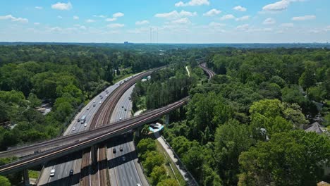 Erhöhte-Eisenbahnbrücke-über-T