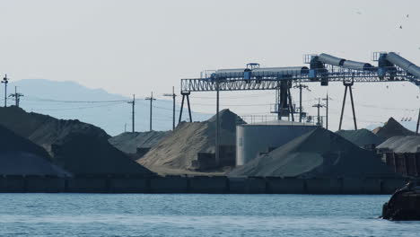 Sistema-De-Cinta-Transportadora-Industrial-En-Una-Instalación-De-Procesamiento-Frente-Al-Mar