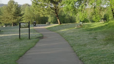 Sichtweise,-Die-Durch-Einen-Park-Mit-Bänken-Und-überquellenden-Mülleimern-Geht