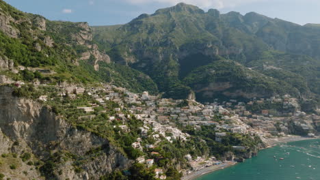 Luftaufnahme:-Langsames-Schwenken-Einer-Panorama-Drohne-Von-Positano-An-Der-Amalfiküste-An-Einem-Sonnigen-Tag