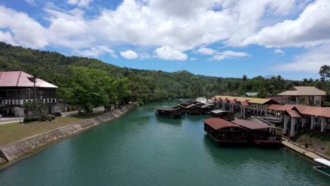 Filipinas,-Bohol:-El-Vídeo-Captura-El-Puerto-En-El-Río-Loboc-Y-Muestra-Los-Barcos-Turísticos-Que-Llevan-A-Los-Visitantes-Río-Arriba-Y-Río-Abajo.