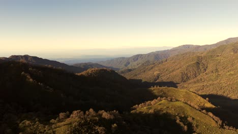 Hermosa-Vista-De-La-Cordillera-De-Yunga-Durante-El-Atardecer