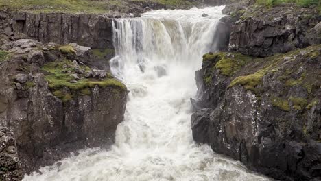 Mächtiger-Nykurhylsfoss-Wasserfall-In-Island-Bei-Überschwemmungen