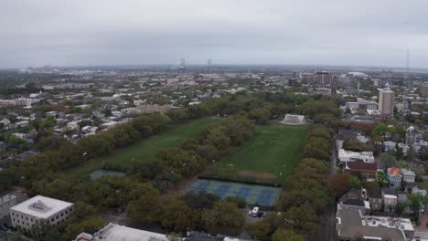 Absteigende-Nahaufnahme-Des-Forsyth-Parks-In-Savannah,-Georgia