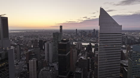 Nyc-Nueva-York-Antena-V359-Drone-Sobrevuelo-A-Través-De-Los-Rascacielos-Del-Centro-De-Manhattan-Hacia-El-Río-Este-Capturando-El-Paisaje-Urbano-De-Queens-Borough-Al-Amanecer---Filmado-Con-Mavic-3-Pro-Cine---Septiembre-De-2023