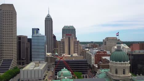 Vista-Aérea-De-Indianápolis-Rodeando-El-Horizonte-Del-Rascacielos-Del-Hotel-Hilton-En-El-Paisaje-De-La-Ciudad-Capital-De-Indiana