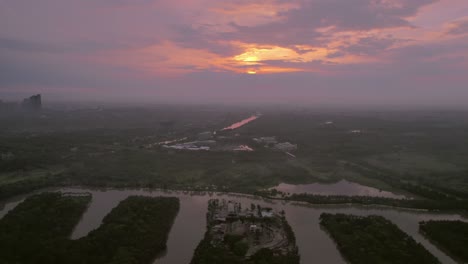 Lebendige-Sonnenuntergangsfarben-über-Dem-Fließenden-Wasserkanal-In-Hanoi,-Vietnam,-Erinnern-An-Eine-Ruhige-Und-Doch-Lebendige-Urbane-Hafenszene