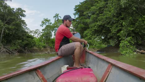 El-Hombre-Navega-En-Un-Bote-Motorizado-A-Través-De-Una-Exuberante-Vegetación-En-Un-Río-Tranquilo-En-Florencia,-Colombia