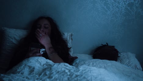 Müde-Frau-Gähnt,-Während-Sie-Spät-In-Der-Nacht-Im-Bett-Ihr-Smartphone-Benutzt