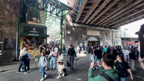 Escena-De-Multitud-Matutina-Ocupada-En-El-Mercado-Municipal-De-Southwark