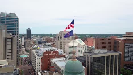 Innenstadtbezirk-Indianapolis-Luftaufnahme-Kreisende-Regierungsflaggen-Hilton-Hotel-Wolkenkratzer