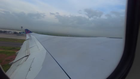 Vista-Del-Aeródromo-De-La-Terminal-Del-Aeropuerto-Internacional-Blaise-Diagne-A-Través-De-La-Ventana-Del-Avión-Despegando-En-Senegal