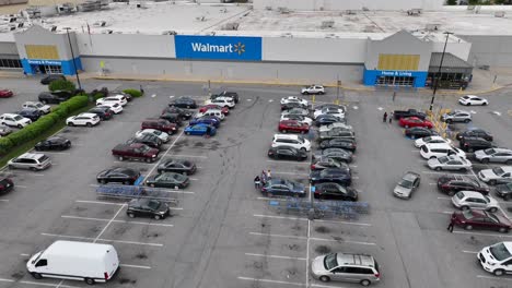 Toma-Aérea-De-Establecimiento-Del-Mercado-Walmart-En-La-Ciudad-De-York,-Pensilvania,-EE.UU.