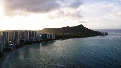 Drohnenaufnahme-Des-Waikiki-Beach-Und-Seiner-Resortkomplexe-Mit-Diamond-Head-In-Der-Ferne