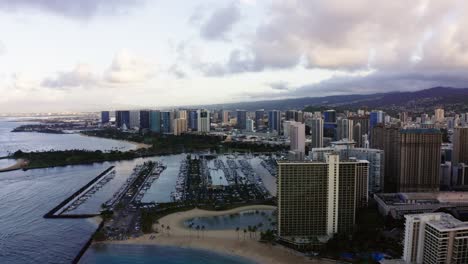 Drohnenaufnahme-Des-Bootshafens-Ala-Wai-Auf-Oahu-An-Einem-Bewölkten-Abend