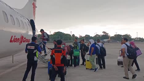 Passagiere-Stehen-Schlange,-Um-Am-Sultan-Hasanuddin-International-Airport-In-Makassar-An-Bord-Des-Flugzeugs-ATR-72-Zu-Gehen