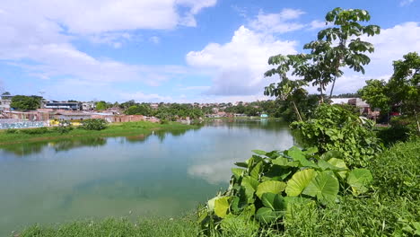 Laguna-Cerca-De-Un-Barrio-De-Chabolas-En-La-Ciudad-De-Manaos,-Estado-De-Amazonas,-Brasil