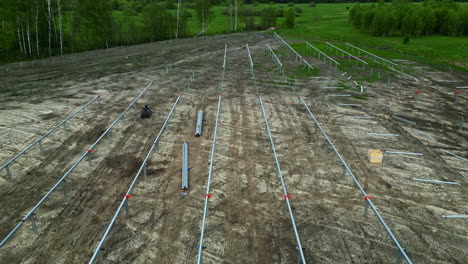 Instalación-De-Soportes-De-Postes-Para-Paneles-Solares-Fotovoltaicos-En-Tierras-De-Cultivo