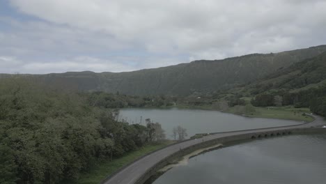 Sete-Cidades,-Portugal,-Mostrando-Un-Lago-Sereno-Y-Una-Carretera-Con-Curvas,-Vista-Aérea