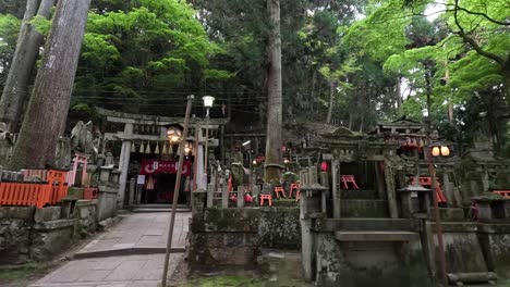 Kyoto,-Japón---Altares-De-Piedra-Y-Pequeñas-Puertas-Torii-Esparcidas-Por-Los-Vastos-Terrenos-Del-Santuario-Fushimi-Inari-taisha---Disparo-Lateral