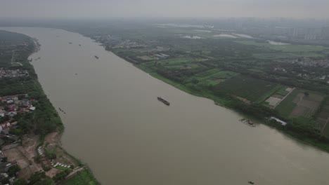 Vista-Aérea-Del-Río-Rojo-Que-Fluye-A-Través-De-Hanoi,-Vietnam,-Capturando-La-Esencia-De-La-Belleza-Natural-Y-La-Armonía-Urbana.