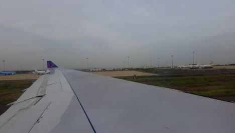 Blick-Aus-Dem-Fenster-Eines-Verkehrsflugzeugs-Während-Des-Rollens-Am-Internationalen-Flughafen-Blaise-Diagne,-Senegal