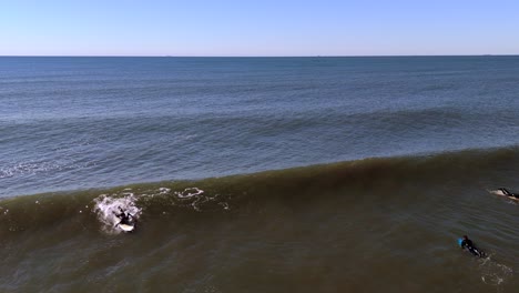 Eine-Luftaufnahme-Von-Surfern,-Die-An-Einem-Sonnigen-Tag-Das-Meer-Genießen