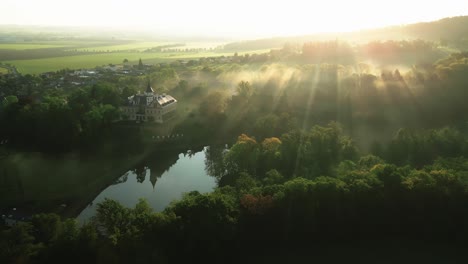 Luftaufnahme-Der-Im-Nebel-Versinkenden-Burg-Raduň-Und-Dem-Schein-Der-Morgensonne