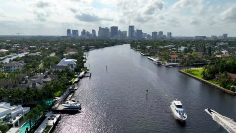 Luftaufnahme-Von-Oben-In-Die-Skyline-Von-Fort-Lauderdale,-Florida,-Mit-Einer-Yachtkreuzfahrt-Im-Vordergrund